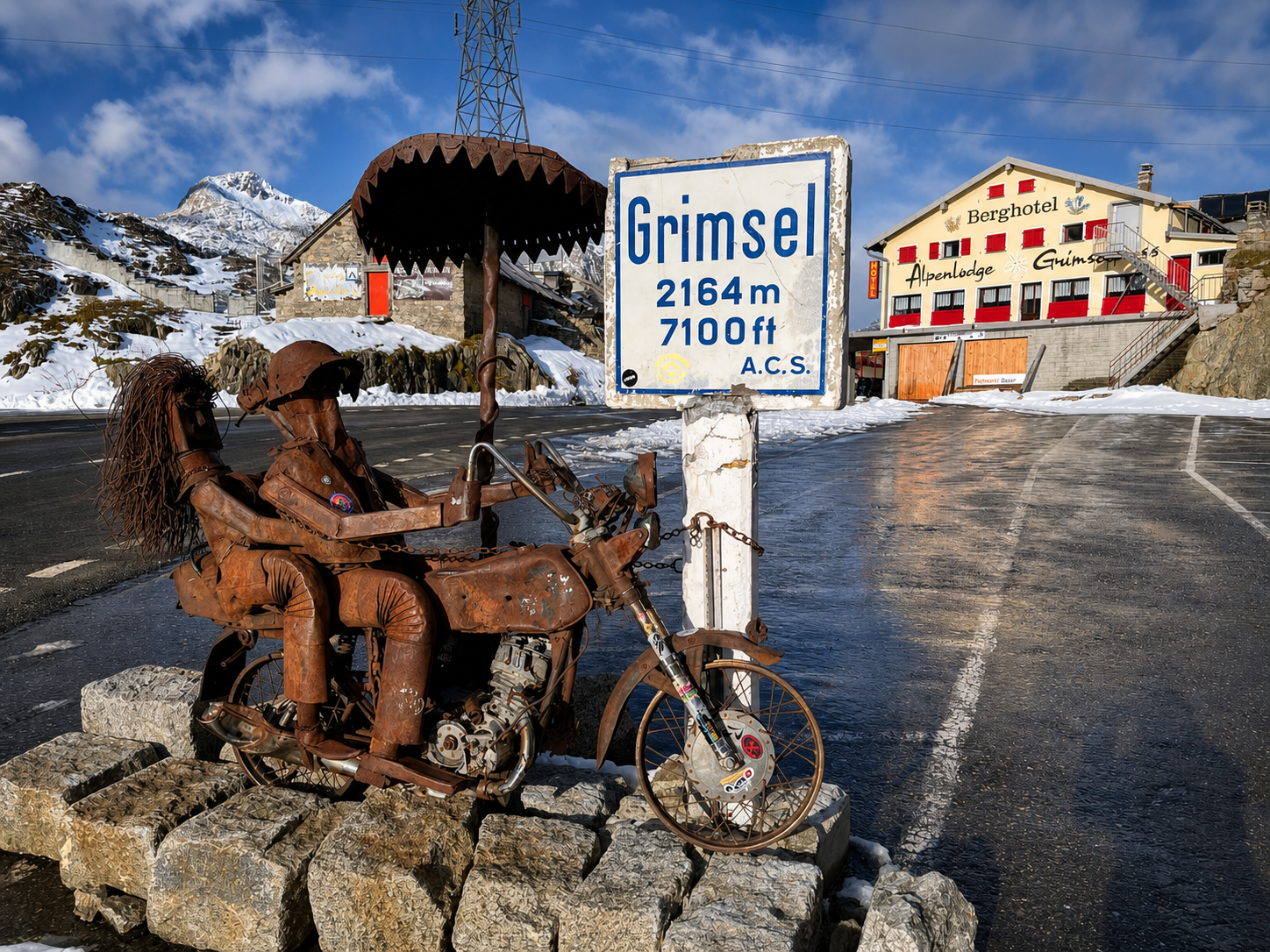 Motorradskulptur, Passschild und Grimsel Lodge im Winter