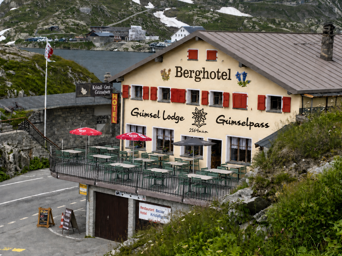Grimsel Lodge mit Terrasse und Totensee auf der Grimselpasshöhe