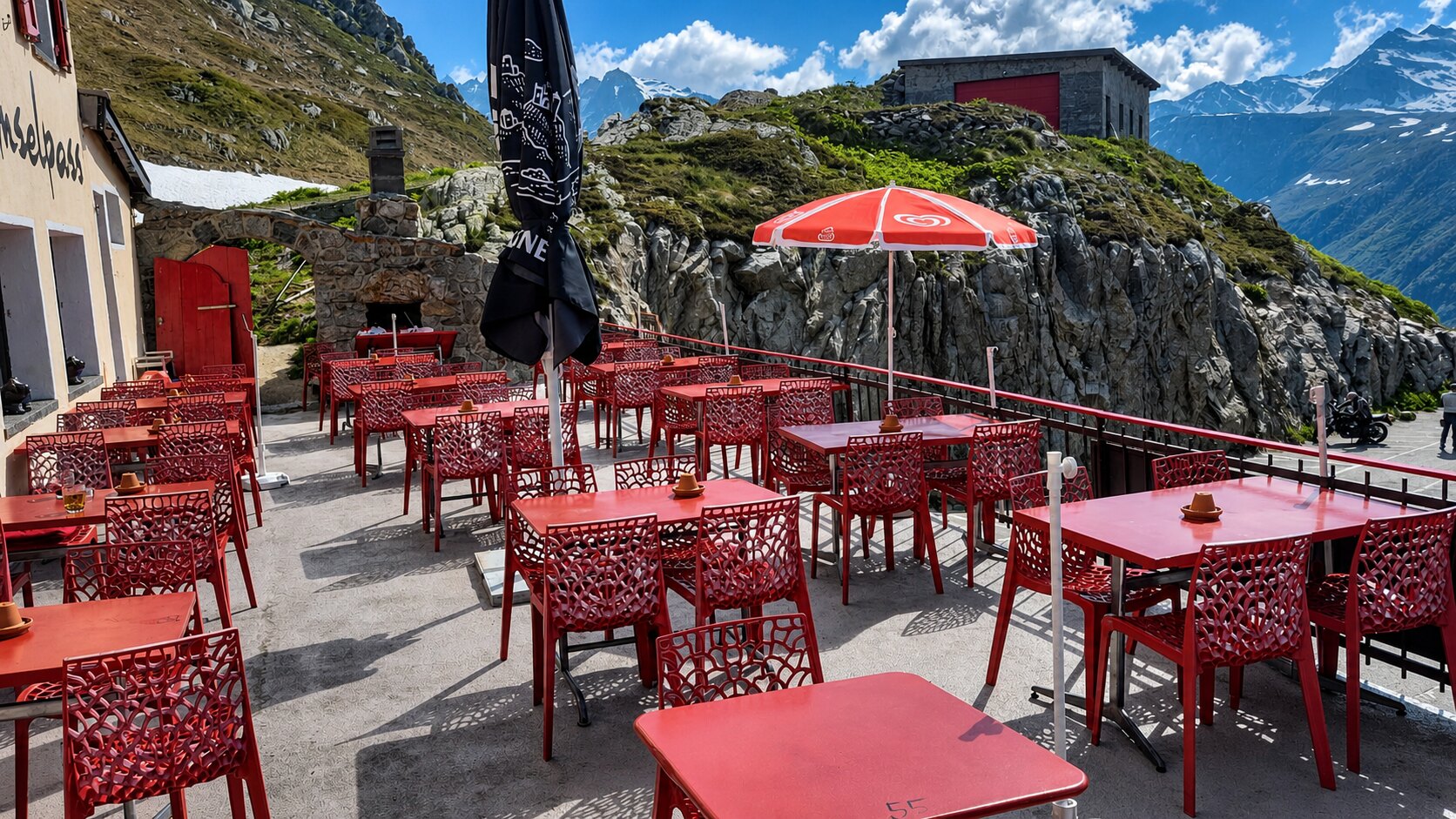 Terrasse der Grimsel Lodge mit Bergsicht