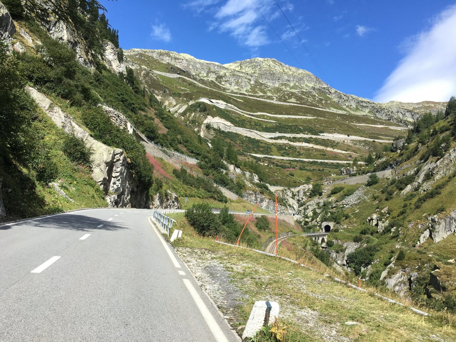 Kurvenreiche Grimselpassstrasse oberhalb von Oberwald