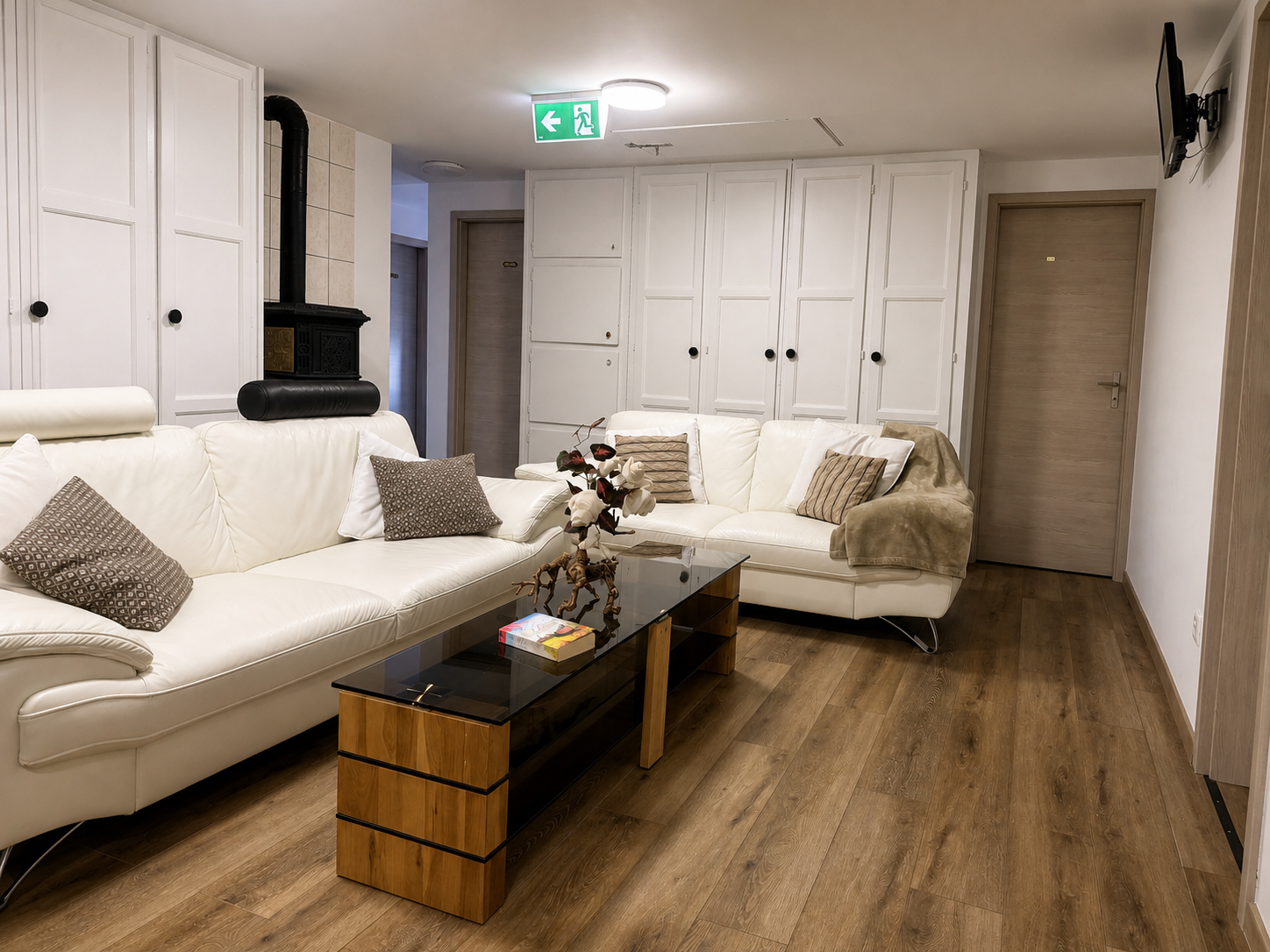 Gemeinsamer Aufenthaltsraum im Obergeschoss der Grimsel Lodge