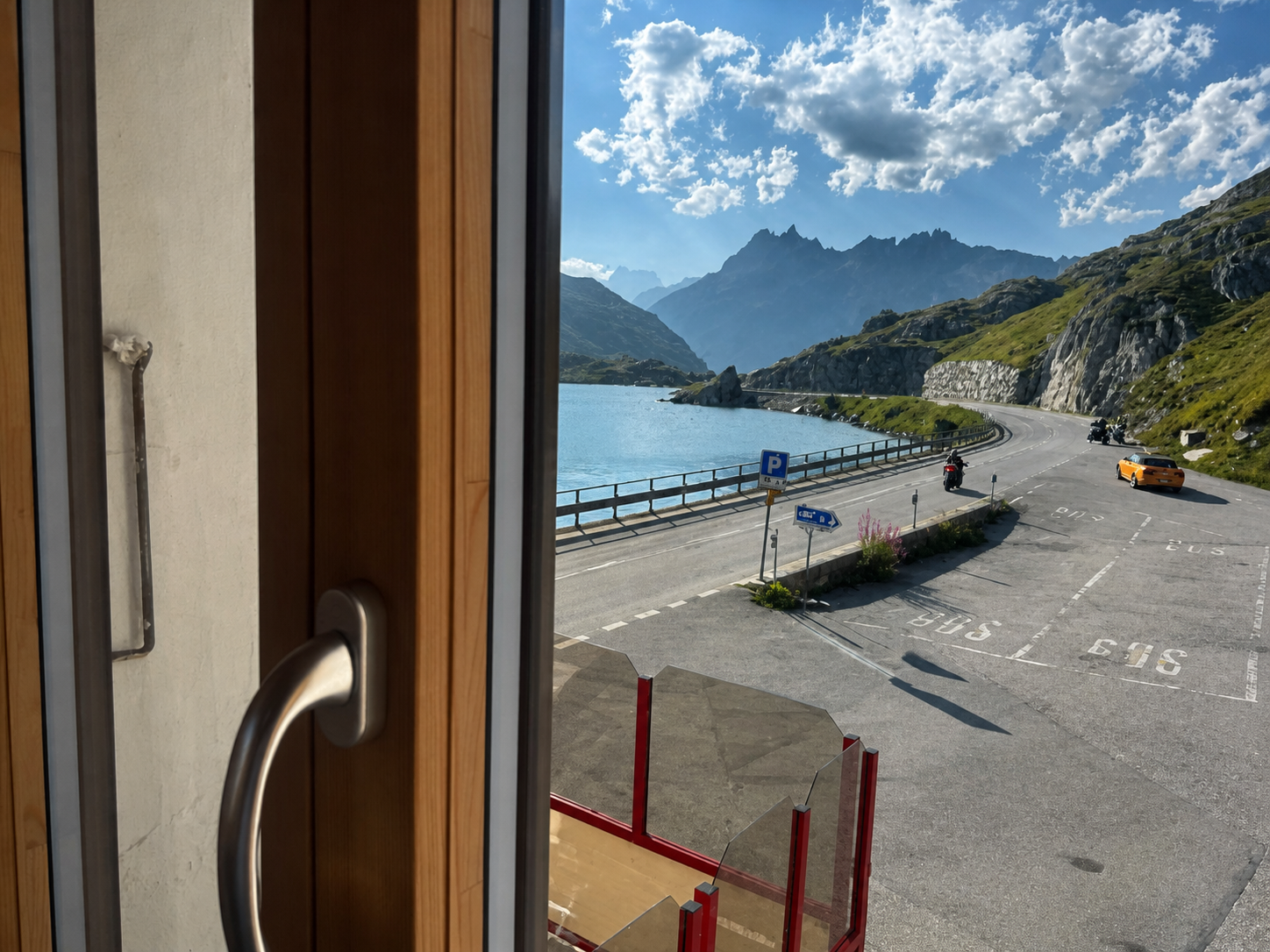 Blick vom Restaurant auf den Totensee und die Grimselpassstrasse