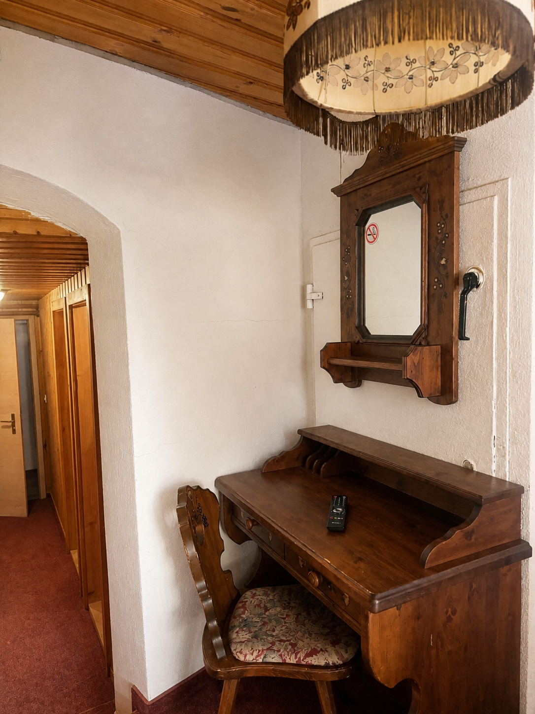 Schreibtischecke im traditionellen Alpenzimmer