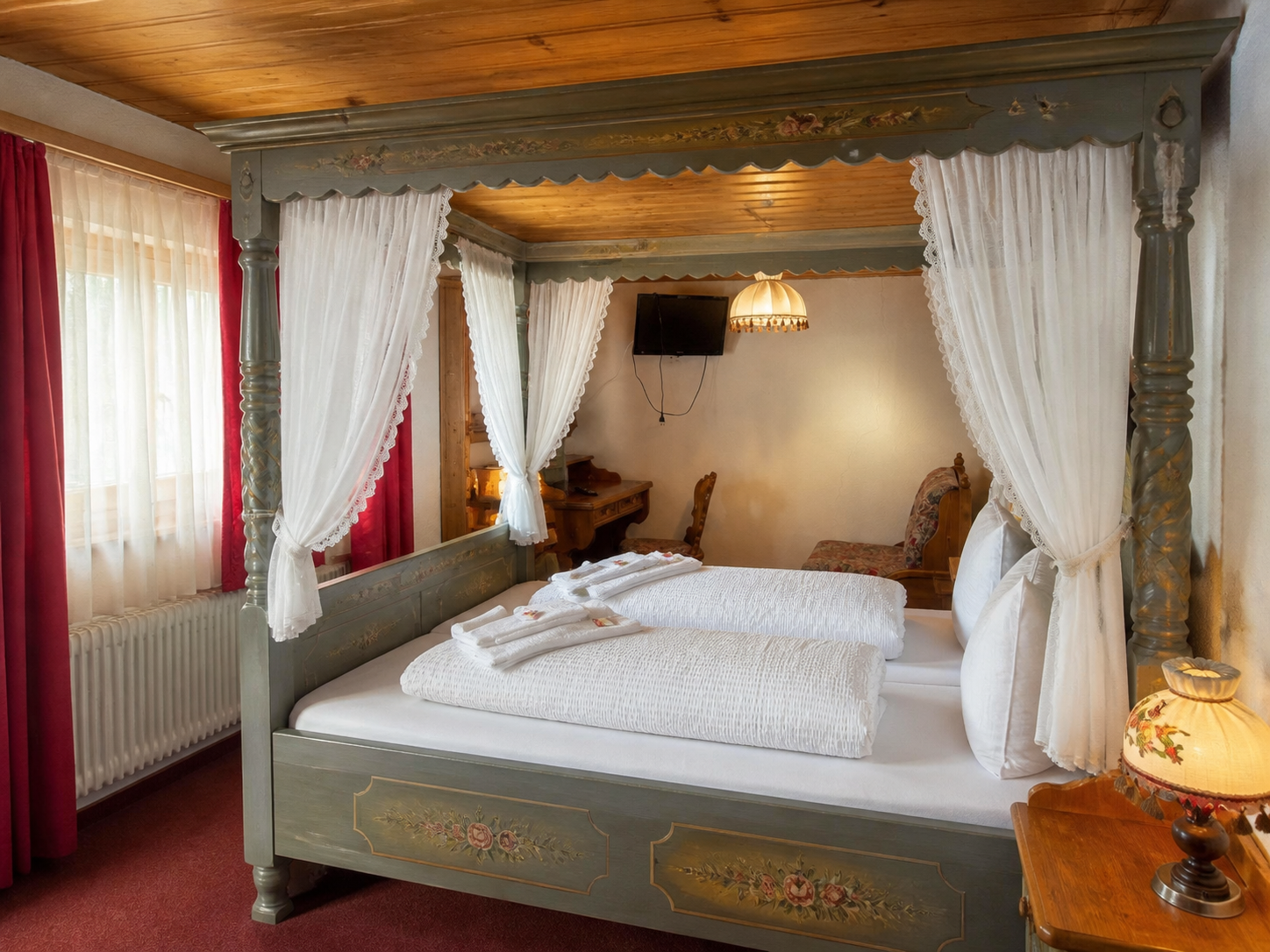 Traditionelles Alpenzimmer mit bemaltem Himmelbett
