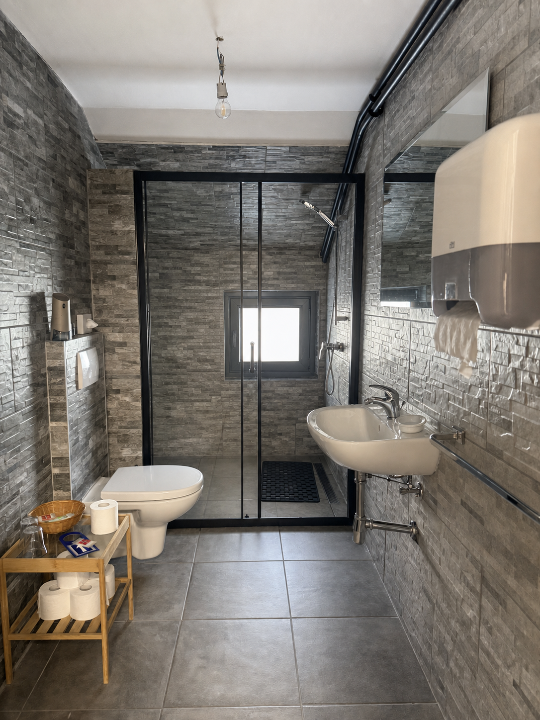Gemeinschaftsbad mit Dusche in der Grimsel Lodge