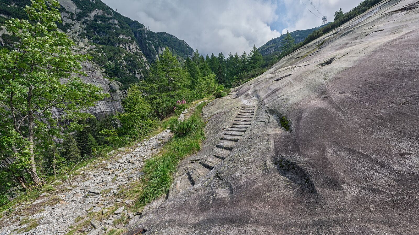 Historische Granitstufen der ViaSbrinz bei den Hählen Platten